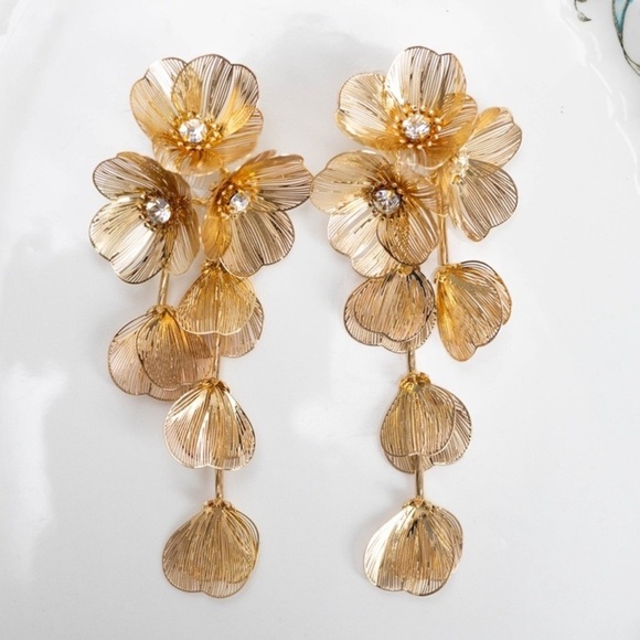 Famous Kate Middleton Floral Statement Earrings - Picture 8 of 8